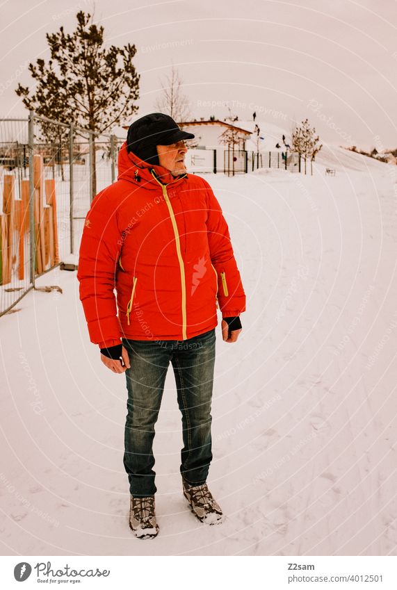 Rentner beim Winterspaziergang im Schnee Schafe Sperrung spazieren Kälte rente passen Bewegung Gesundheit sportlich Ändern Mann Landschaft Park Natur Erholung