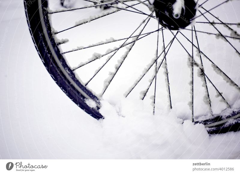 Vorderrad im Schnee schnee neuschnee schneefall winter winterferien fahrrad vorderrad speichen felge fahrad fahren winterreifen behinderung glatt gefahr