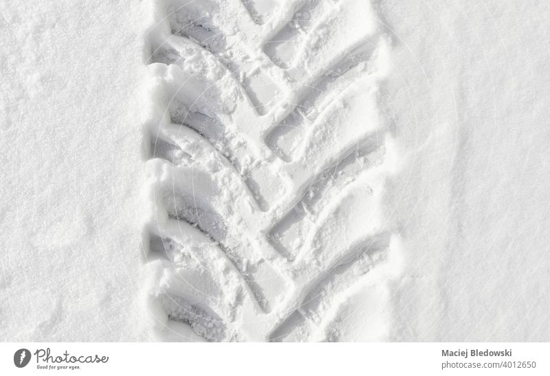 Bild der Reifenspur eines Schwerlastfahrzeugs im Schnee. Winter kalt Bahn niemand weiß Straße Autobahn Hintergrund Verkehr im Freien Muster Wetter Abdruck