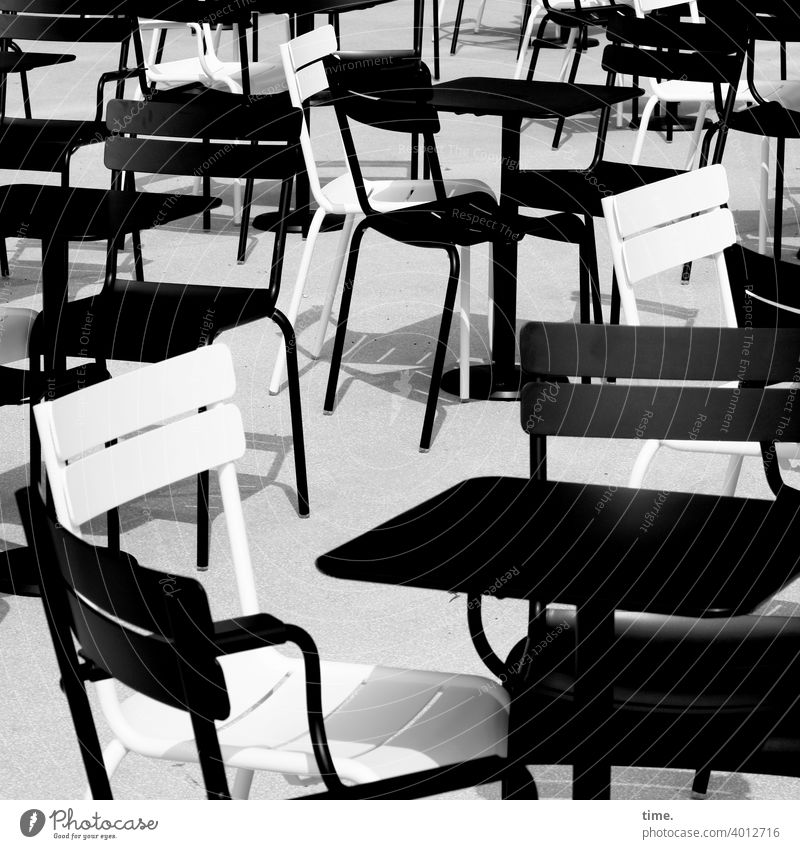 bestuhltes Gelände (11) stühle draußen sonnig schatten tisch Gastronomie sw schwarzweiß stehen durcheinander skurril kurios zusammen café leer einsam