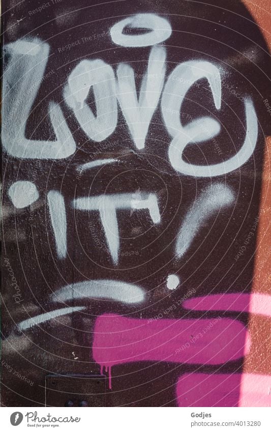 Graffiti mit der Botschaft 'Love it!' Haus Außenaufnahme Mauer Schrift Englisch Wand Schriftzeichen Farbfoto Fassade Menschenleer Buchstaben Typographie schwarz