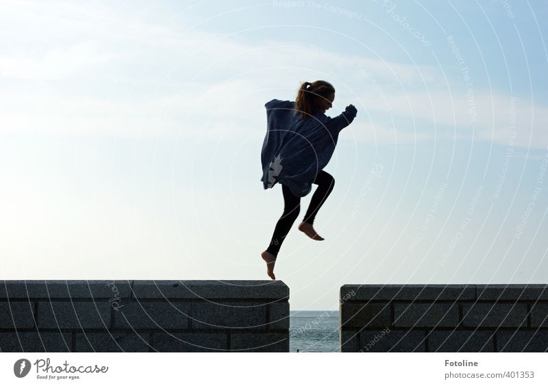 Jump Mensch feminin Kind Mädchen Kindheit Körper Kopf Arme Beine Fuß 1 Himmel Wolken sportlich frei Glück Unendlichkeit dünn schwarz springen Laufsport
