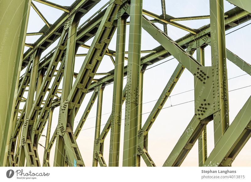 Nahaufnahme der Stahlkonstruktion der Südbrücke bei der Stadt Mainz Brücke strukturell Rahmung Rhein Infrastruktur Deutsch Eisenbahn Architektur Gebäude Fluss