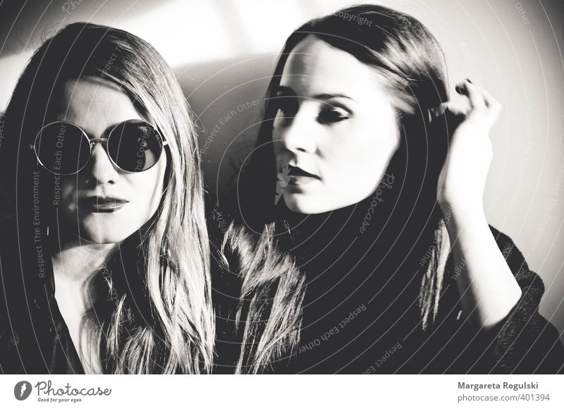 girls Schwarzweißfoto Kontrast zwei frauen Junge Frau Sonnenbrille langhaarig