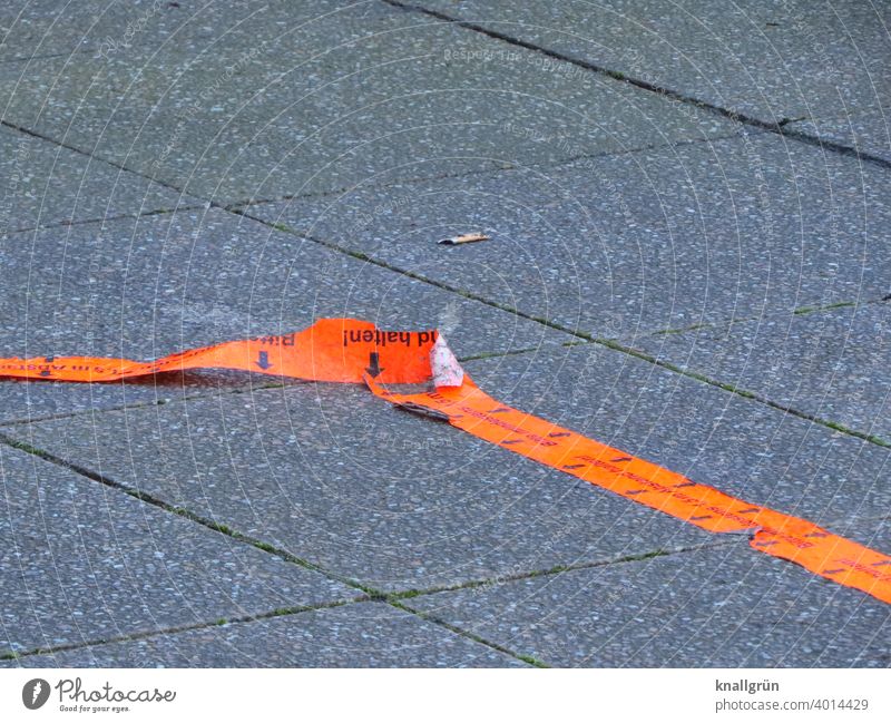 Rote Markierungslinie, die sich vom Boden ablöst Klebeband Linie Strukturen & Formen Farbfoto orange rot Signalfarbe Menschenleer Außenaufnahme Gehweg