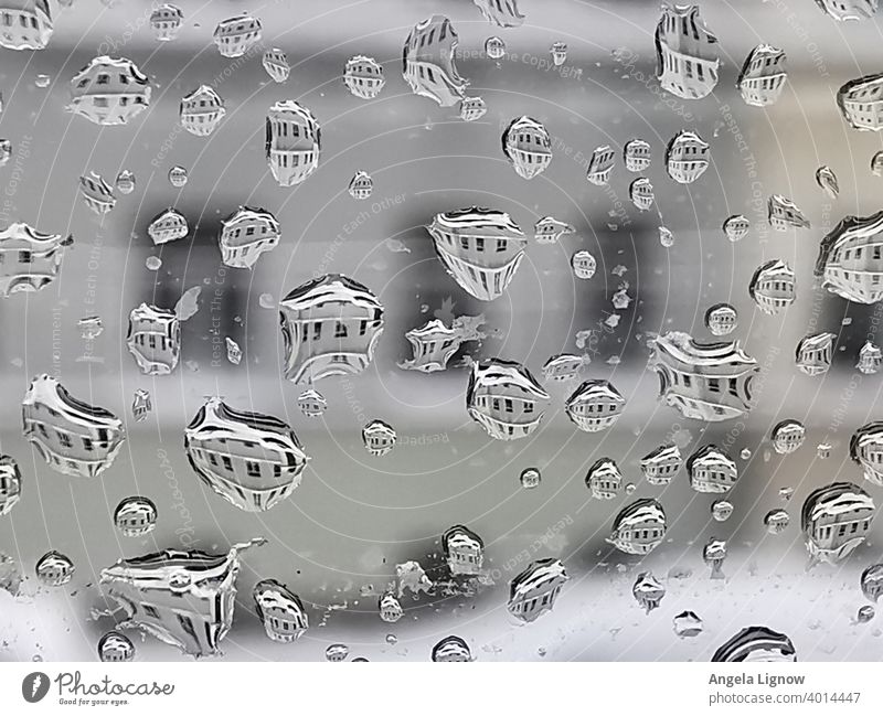 Regentropfen Tropfen am Fenster Spiegelung im Tropfen Wassertropfen Makroaufnahme Nahaufnahme nass feucht Reflexion & Spiegelung