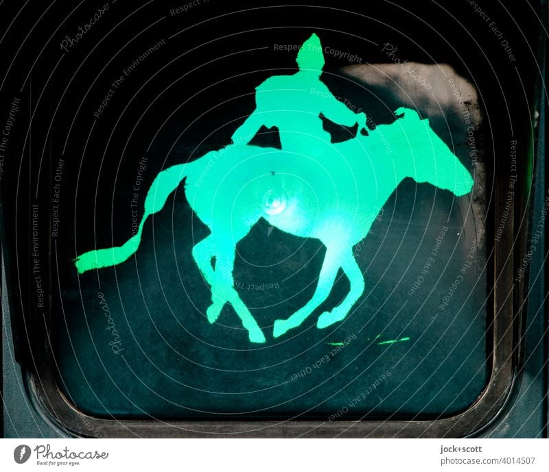 Mongole reitet bei Grün in den Alltag hinein Silhouette Kunstlicht Piktogramm Comic Ampel Fußgängerampel Design Signalfarbe Verkehrszeichen
