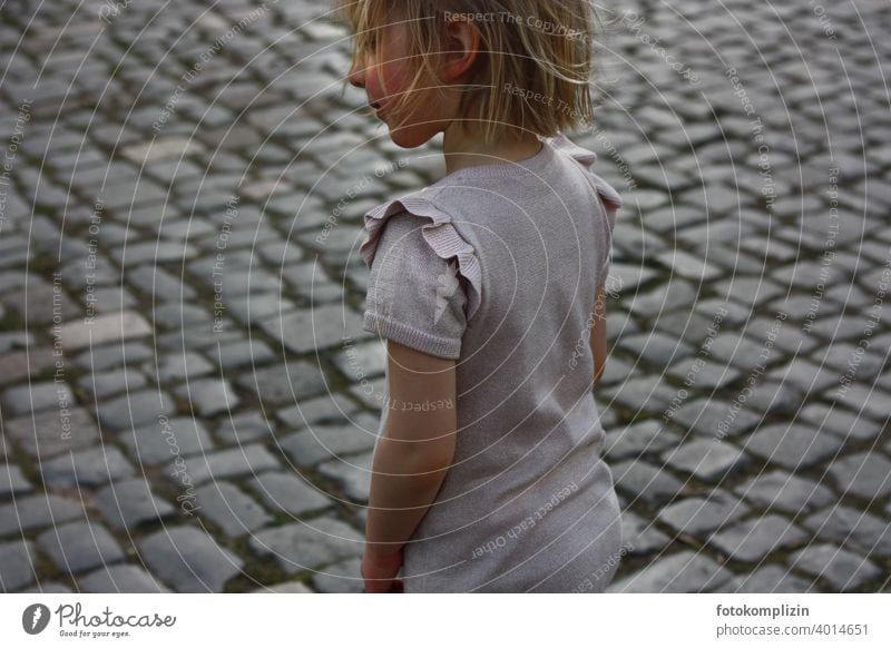Kind auf einem Pflasterstein-Weg Pflastersteine Mädchen Spielen Kindheit Porträt Außenaufnahme klein niedlich jung Kindererziehung kindlich Spielplatzverbot