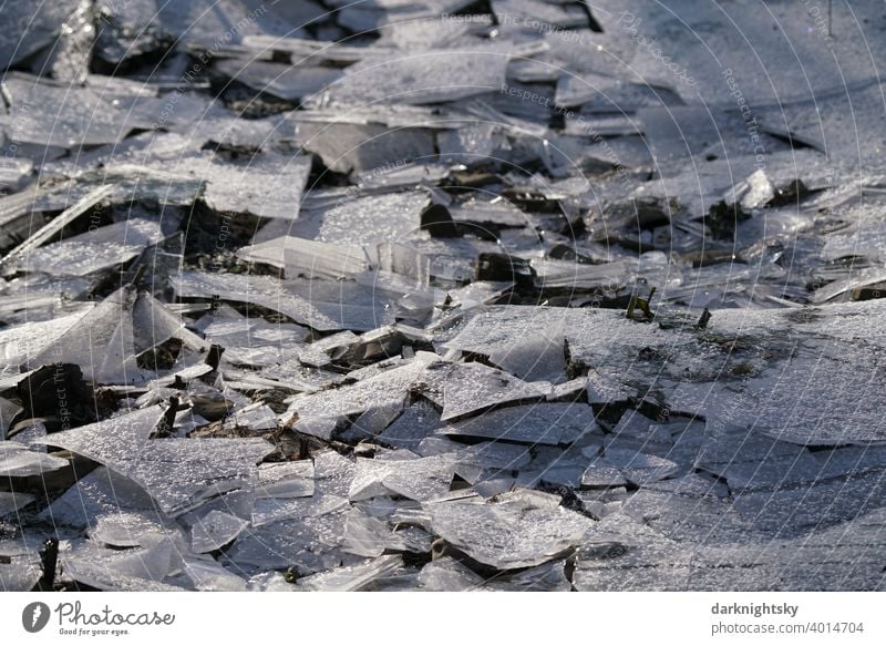 Eis Zeit aus zerbrochenen Platten mit Frost Kälte Schnee Raureif weiß frieren Natur gefroren Winter kalt Eiskristall Menschenleer Kristallstrukturen Farbfoto