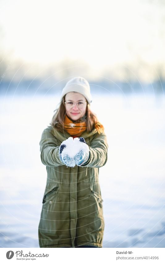 Frau hält Schnee in den Händen und freut sich über den Winter Freude halten Euphorie Wintertag winterlich Wintereinbruch Winterstimmung