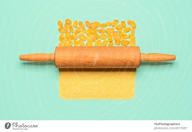 Herstellung von Cornflakes aus Maismehl Konzept, Draufsicht auf einem grünen Hintergrund. obere Ansicht backen Frühstück hell Müsli Textfreiraum Knusprig