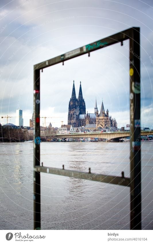 Eingerahmter Kölner Dom mit Rhein im Vordergrund Rahmen Sehenswürdigkeit Wahrzeichen Zentralperspektive Metallrahmen Domblick außergewöhnlich Abend Durchblick