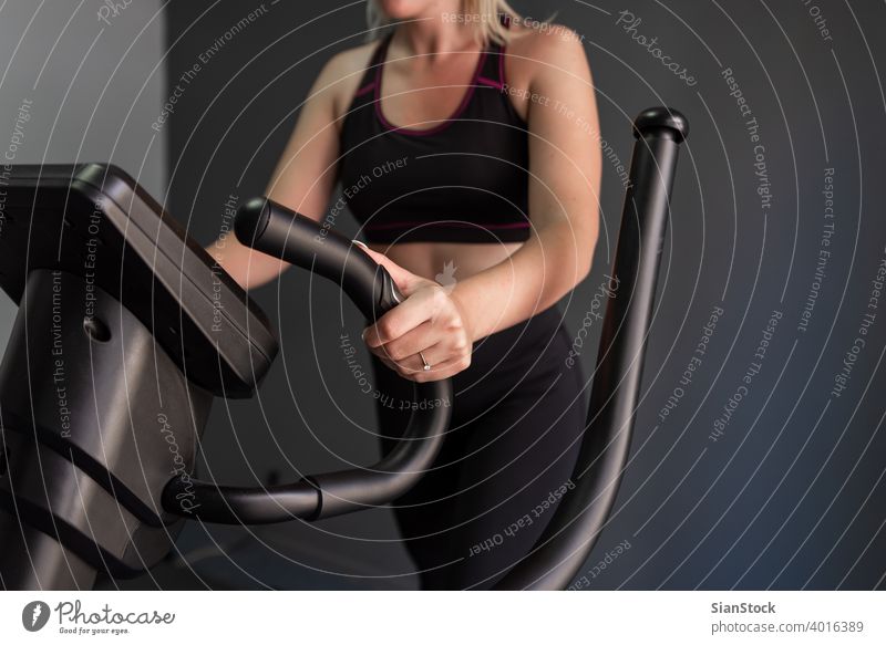 Frau Übung Elliptical Cardio laufen Training im Fitnessstudio Ausdauer Menschen Körper elliptisch Trainerin Kraft Laufband sportlich Sport Maschine Gesundheit