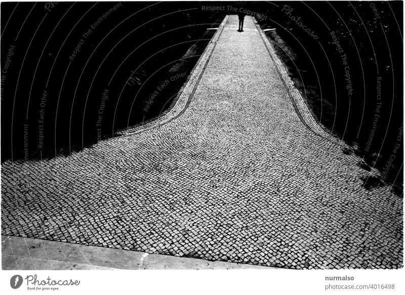 Grafischer Weg analog alleine einzeln weg gehweg düster traum einsamkeit perspektive Pflastersteine alt reduziert Lissabon Spaziergang Gegenlicht geheimnisvoll