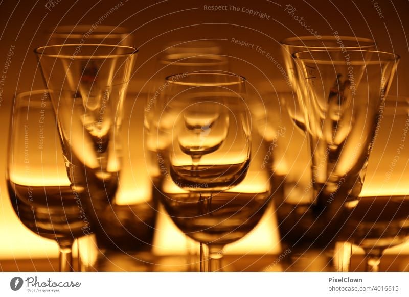 Wein und Sektgläser in einer beleuchteten Vitrine Gläser Glas Weinglas Gastronomie Alkohol Feste & Feiern Lifestyle Party Bar Veranstaltung Restaurant