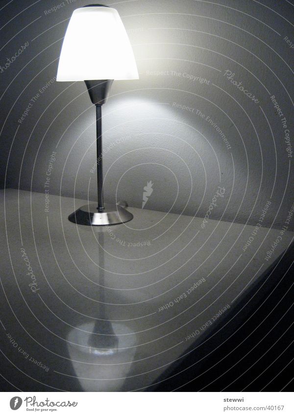 Lampe Licht Wohnzimmer Tisch stehen Häusliches Leben Reflexion & Spiegelung Schwarzweißfoto