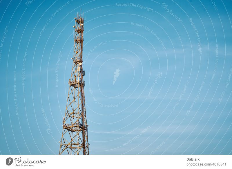 Kommunikationsturm mit Antennen gegen blauen Himmel Turm Zelle Ausstrahlung Radio Telekommunikation Mitteilung Netzwerk Mobile Technik & Technologie Drahtlos