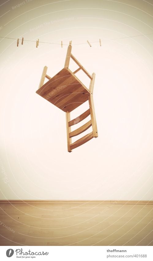 trockener Stuhlgang Wäscheleine Seil Innenaufnahme Studioaufnahme Holz festhalten Klammer Holzstuhl hängen Erholung aufhängen leicht leichtbauweise Stuhllehne
