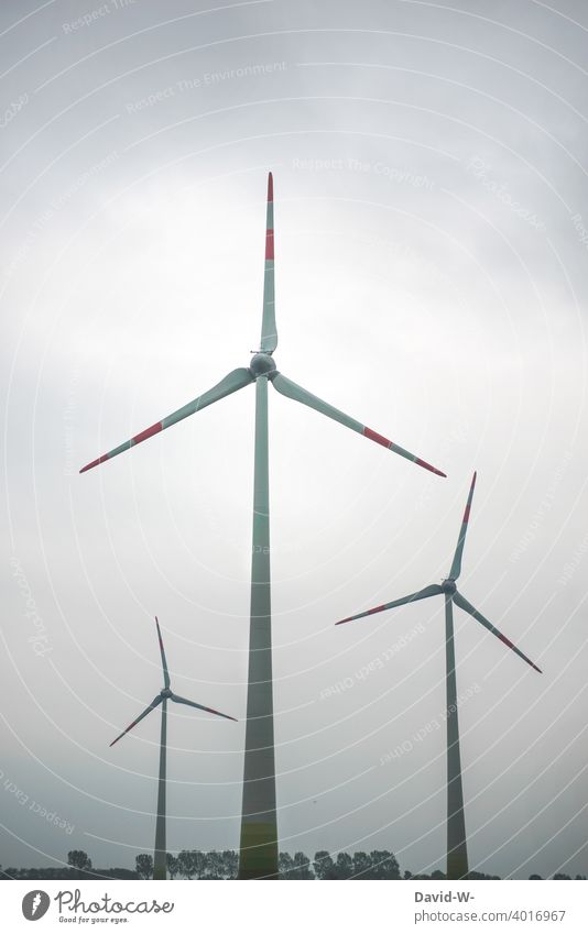 Windenergie - Windräder in der Natur windräder Windrad Energie erzeugung windkraft Umwelt Windkraftanlage nachhaltig düster riesig