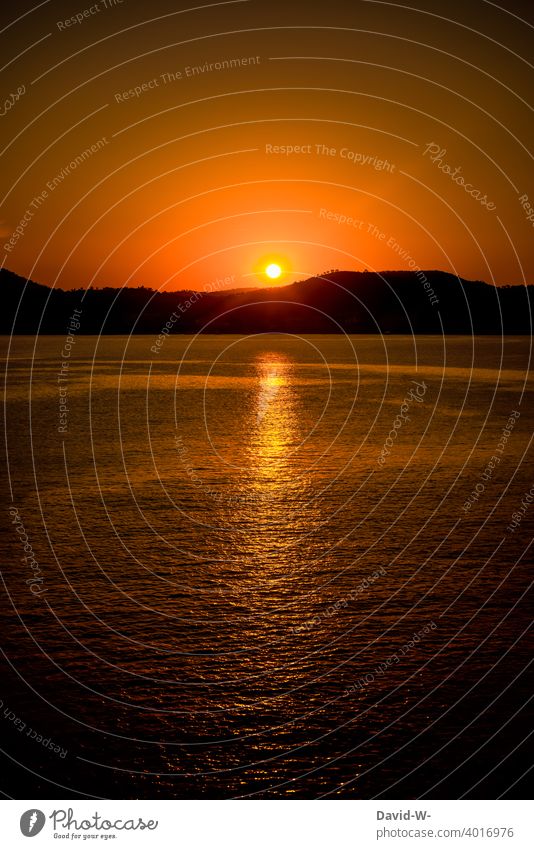 Sonnenuntergang am Meer Ozean leuchten fantastisch Schön Licht Stimmungsvoll Urlaub Sehnsucht Sonnenlicht Abend Spiegelung im Wasser