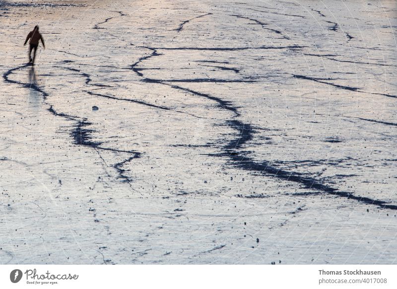 Schlittschuhläufer auf einem zugefrorenen See in den Morgenstunden aktiv Aktivität Hintergrund kalt Textfreiraum Morgendämmerung Dezember Umwelt Übung