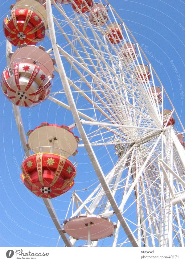 Unterm Rad Riesenrad Jahrmarkt drehen rund Aussicht unten Romantik Freizeit & Hobby Freude Feste & Feiern hoch Himmel fliegen