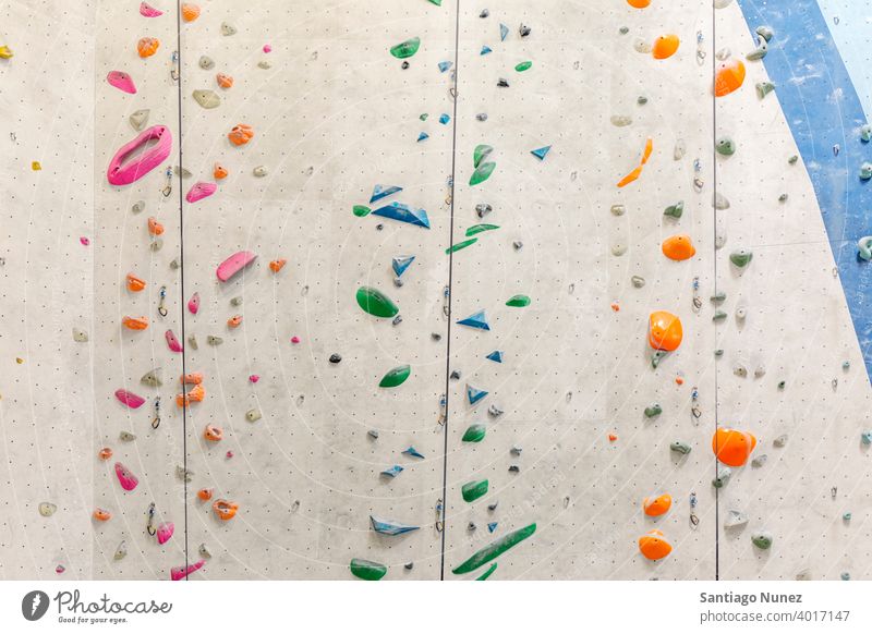Bunte Kletterwand. Sport Training Felsen Wand Freizeit Textfreiraum extrem Aufsteiger Bouldern Aktivität Aufstieg Fitness im Innenbereich Übung Herausforderung
