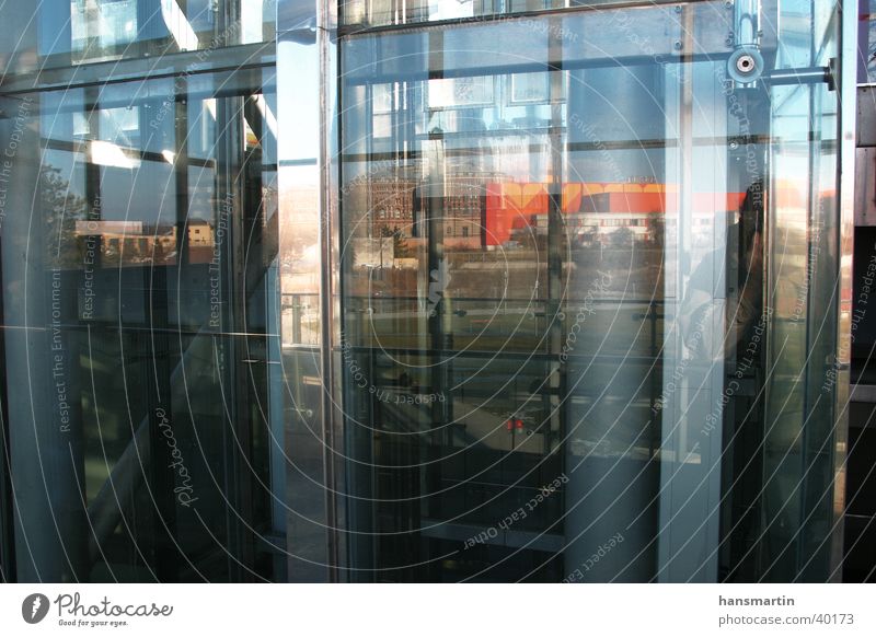 Rückblick Reflexion & Spiegelung Gebäude Architektur Glas Kontrast Farbe Lagerhalle