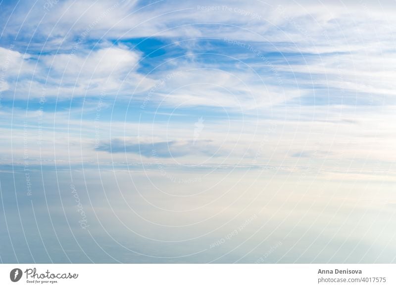 Skyline-Ansicht über den Wolken aus dem Flugzeug Himmel Ebene Cloud blau Fenster weiß hoch reisen Fliege oben schön Hintergrund Horizont Raum Atmosphäre
