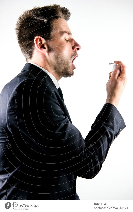 Mann benutzt Mundspray für frischen Atem mundgeruch Business Geschäftsmann Eitelkeit wohlfühlen Selbstbewusstsein Selbstwertgefühl