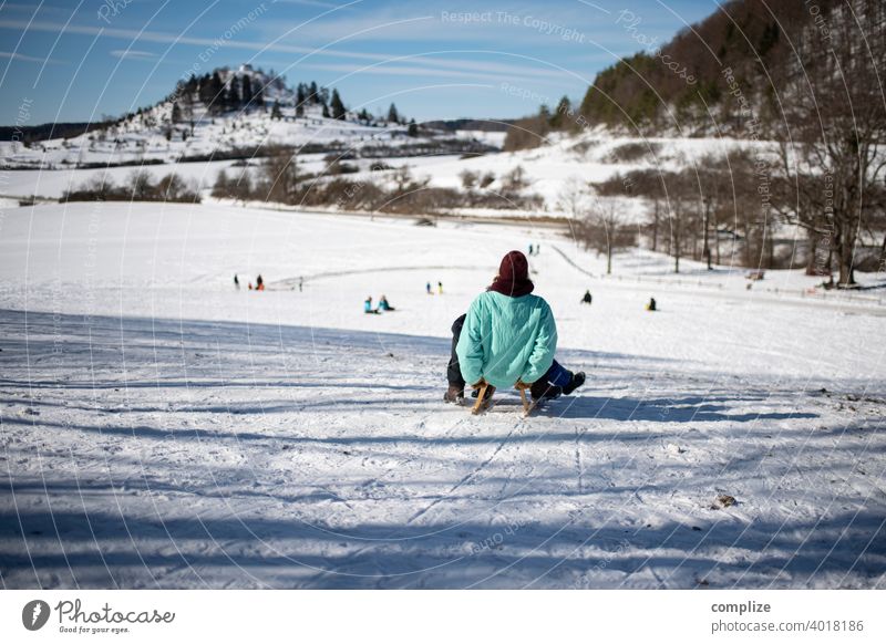 Schlittenfahren im Winter auf der Schwäbischen Alb Kinder spass Alpen Skifahren weißer Hintergrund Sonne Schwäbische Alb Schnee Pulverschnee Wald Sonnenlicht
