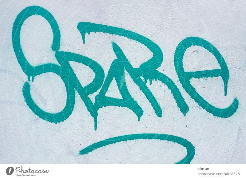 "SPARE" steht in verlaufenden Großbuchstaben in Cyan an einer Hauswand / scheuen / verschonen spare Sprayer cyan Schrift englisch Schmiererei Buchstaben