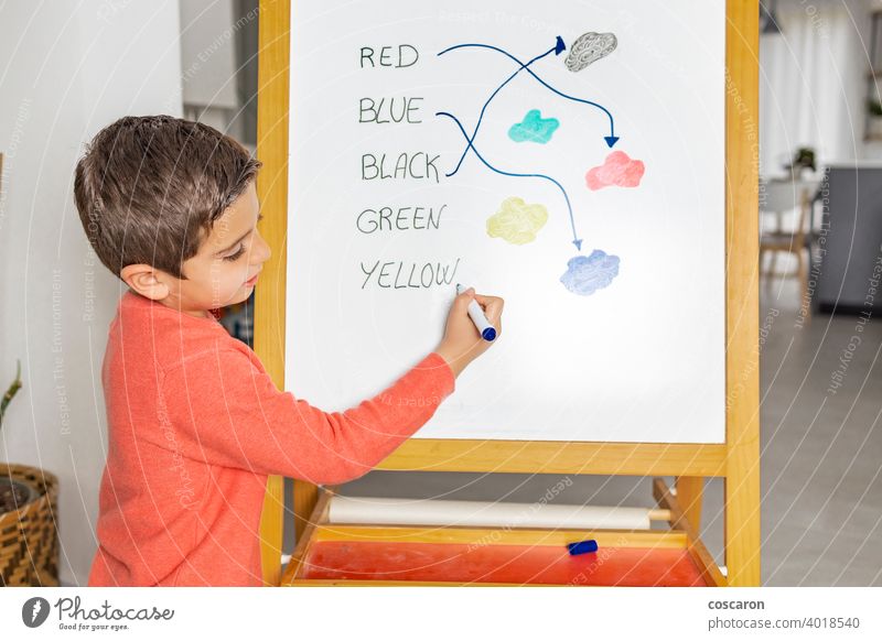 Kleiner Junge lernt Englisch mit seiner Mutter zu Hause abc Alphabet Tafel Holzplatte Kind Kindheit Klasse Klassenraum Farben Konzept Kurs Bildung elementar