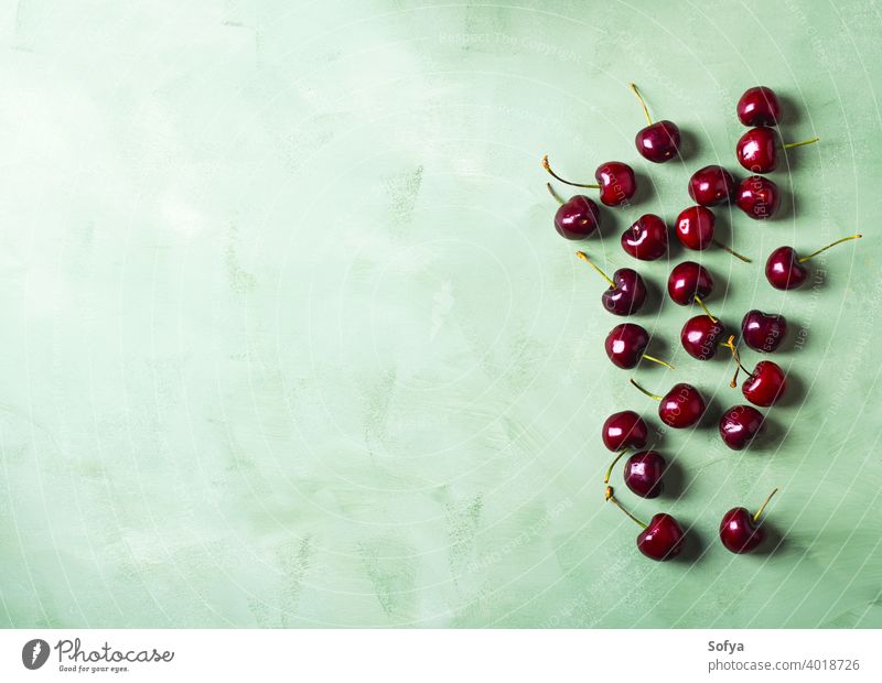 Frische Sommerkirschen Beeren auf grünem Hintergrund. Kopierraum Kirsche Frucht rot Lebensmittel organisch Waschen Top frisch Küche Sauberkeit Blatt Tisch süß