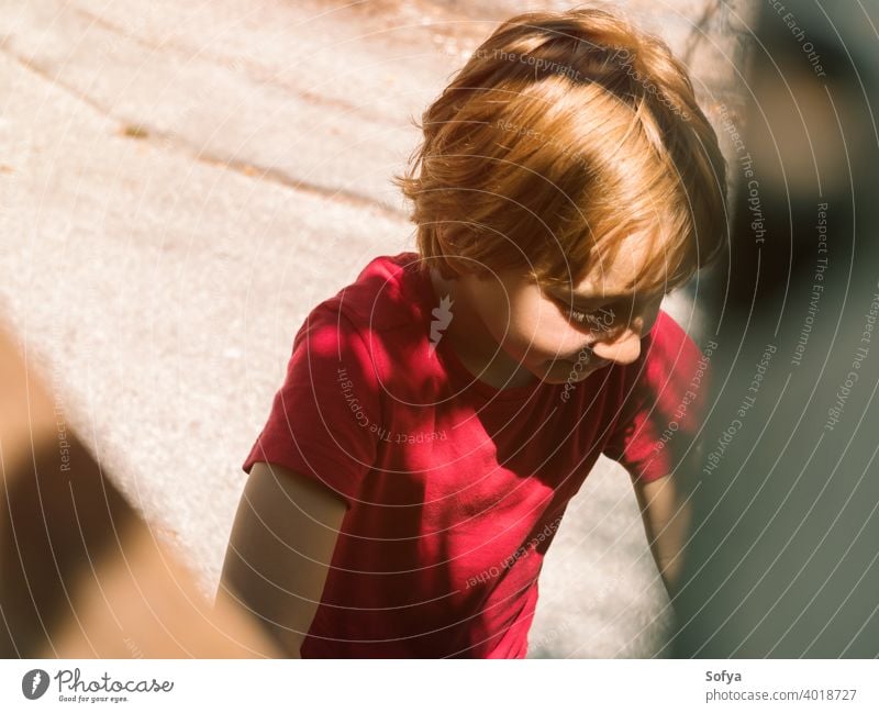 Kleiner Junge spielt im Sommer im Freien Lifestyle Kind authentisch Freiheit Fahrrad Natur Gesicht Lächeln Sonne Spaß wenig Porträt niedlich Freude blond