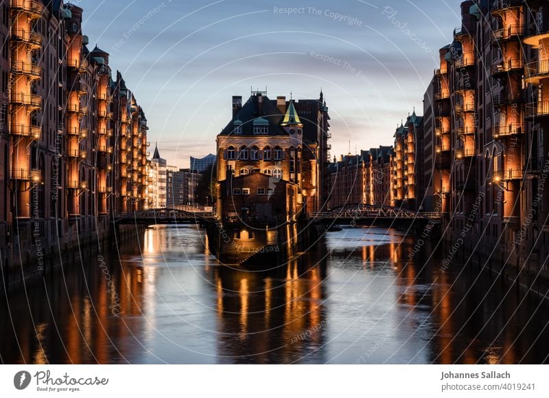 Wasserschloss zur Blauen Stunde Hamburg Poggenmühlenbrücke Blaue Stunde Speicherstadt Hafen Stimmung Lichter Menschenleer Architektur Architekturfotografie