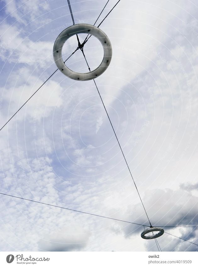 Rettungsringe Lampen oben Straßenbeleuchtung Ringe rund Glas Leuchtstoffröhre hängend Himmel Wolken Drähte Kabel gespannt Sicherheit kreuz und quer Ordnung fest