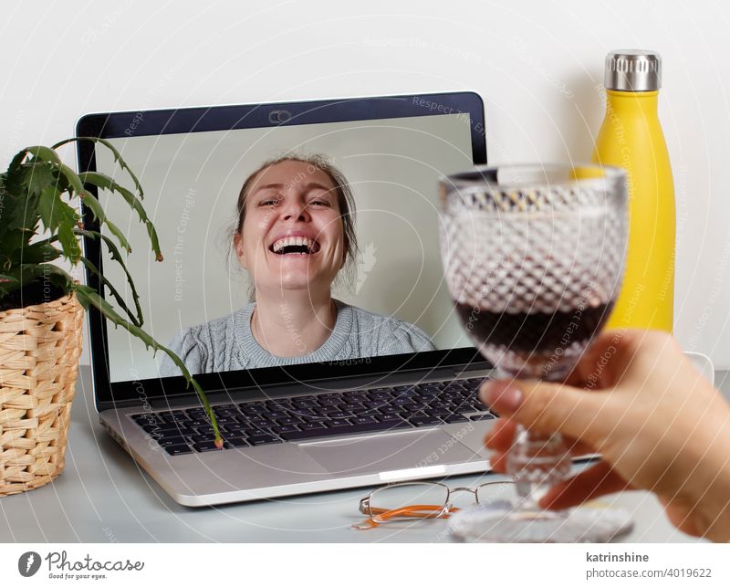 Zwei Freunde trinken Wein, während sie einen Videoanruf führen Glas Frauen Laptop Isolation sozial Distanzierung soziale Distanzierung zwei Anruf Rotwein