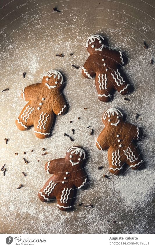 Vier Lebkuchenmann lächelnd Ingwer Lebkuchenherzen Lebkuchenplätzchen Ingwerplätzchen Ingwermänner Essen zubereiten Cookies Keks Keksdose Weihnachten & Advent