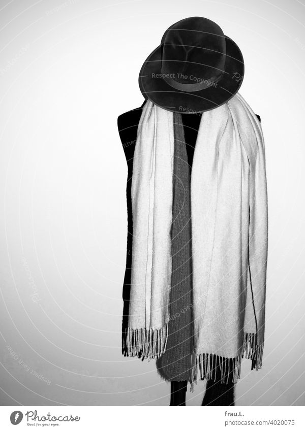 Ein Hut, zwei Schals und eine Schneiderpuppe Mode Textilien Schneidern Büste Herrenbüste Herrenhut alt Erinnerungen Erbe