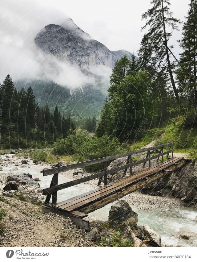 Holzbrücke über einen Wildbach im Karwendelgebirge Brücke Berge u. Gebirge Wolken Bach Tourismus wandern Österreich diesig Wetter Alpen Natur Menschenleer