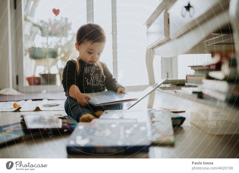Kleinkind spielt mit Büchern zu Hause 1-3 Jahre Kaukasier lesen Bildung Kindergarten Kindheit Familie & Verwandtschaft Glück Freude Spielen Lifestyle Farbfoto