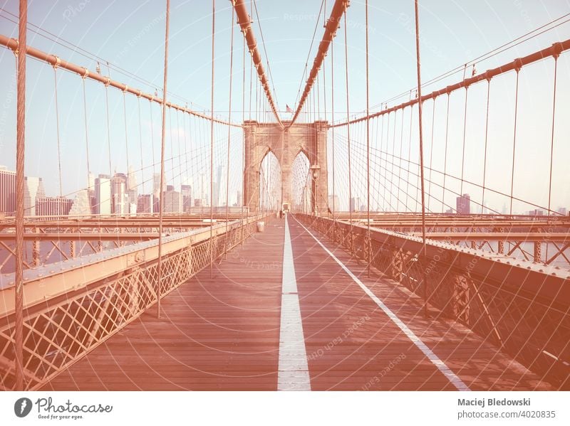 Retrofarbiges getöntes Bild der Brooklyn Bridge, New York City, USA. New York State Großstadt Skyline Stadtbild retro altehrwürdig Einfluss Gebäude gefiltert