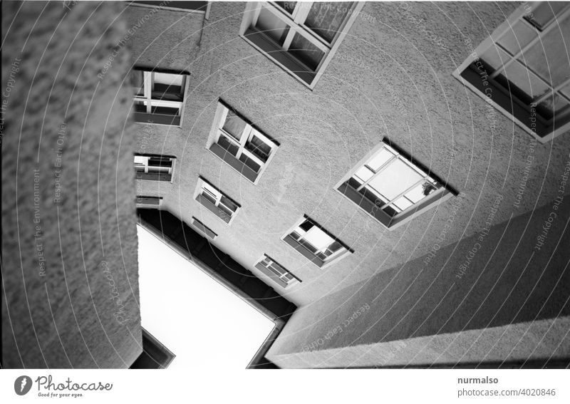 Eckzorzist in mono Ecke Mietshaus Treppenaufgang Fassade analog Film Fenster Miete Mietwucher altbau Großstadt Hinterhaus Hinterhof Gosse