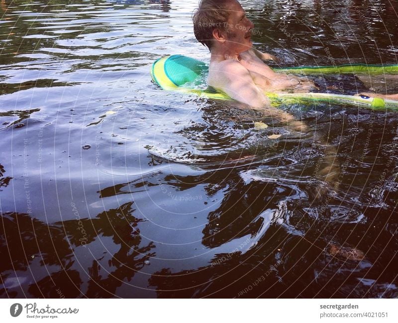 Linke Seite vom Wasser. Mann Teich baden Sommer Gummiboot Schwimmen & Baden See Abkühlung nass Natur Mensch Außenaufnahme Farbfoto Tag Erfrischung
