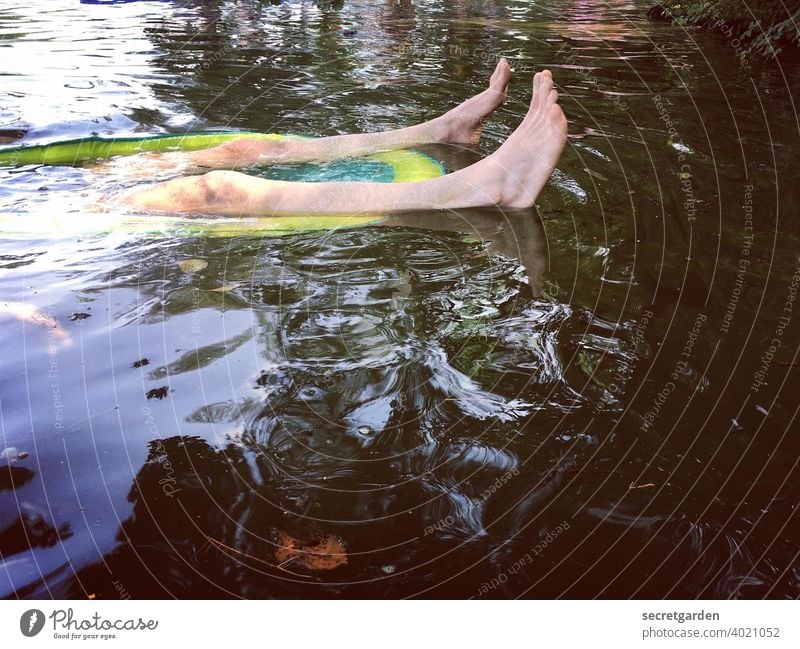 Rechte Seite vom Wasser. Beine Mann baden Schwimmen & Baden Schlauchboot Teich See Sommer heiss Abkühlung Erfrischung nass nackt Mensch Farbfoto heiß