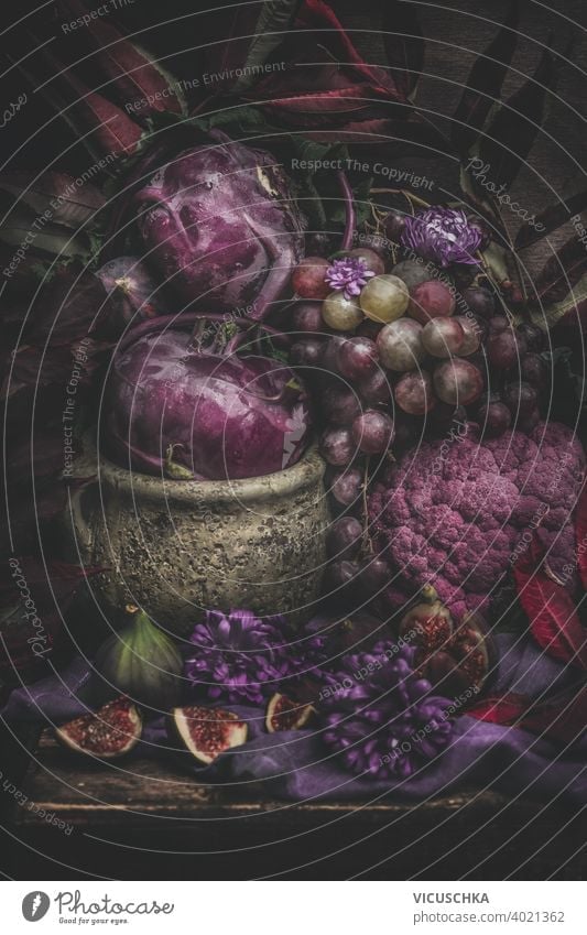 Stilleben mit lila Früchten und Gemüse. Dunkel Stillleben purpur dunkel rustikal Bestandteil Frucht Ernährung Vegetarier natürlich Diät roh organisch