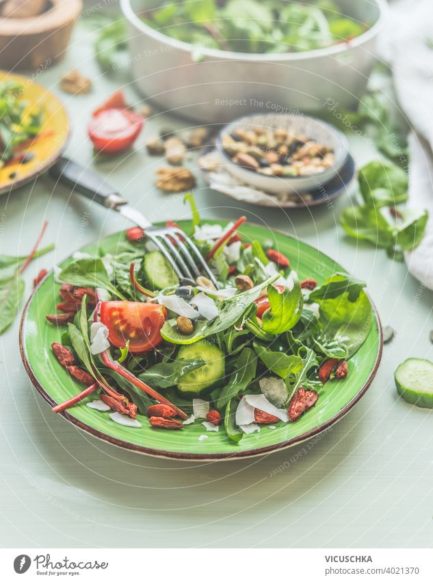Nahaufnahme von grünen veganen Salat mit Nüssen Topping und Gabel. Essen zum Mittagessen. Hintergrund abschließen Konzept Küche lecker Entzug Diät Speise Fasten