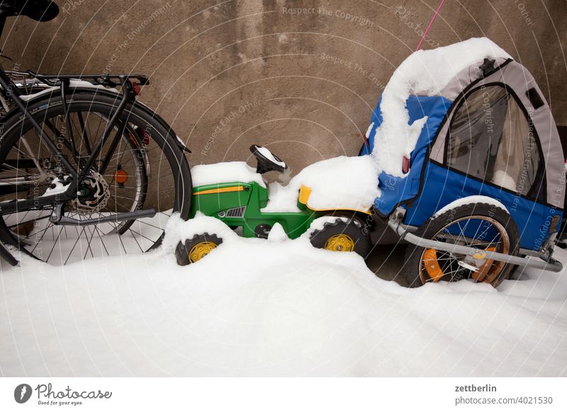 Eingeschneiter Fahrzeugpark berlin eis februar ferien frost kalt kälte neuschnee stadt urban winter winterferien verkehr fahrzeug fahrzeugpark