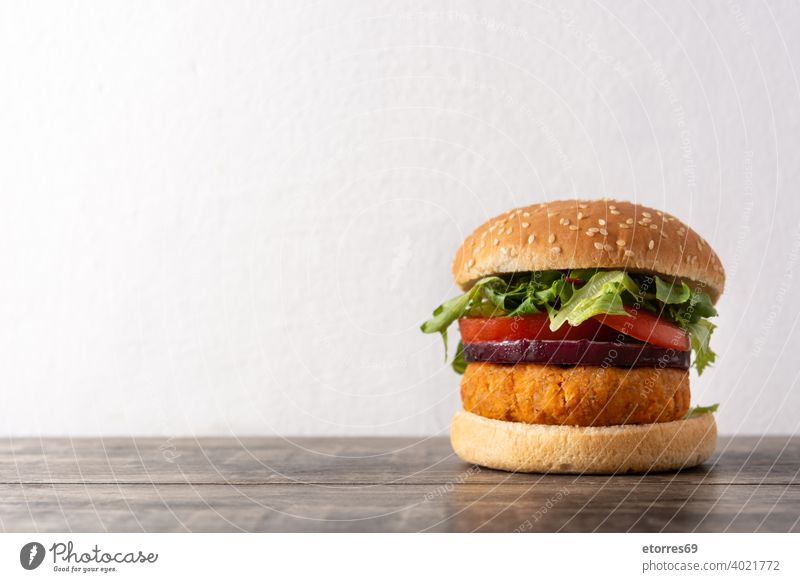 Leckerer gesunder Kichererbsen-Burger. Alternative Ernährung. Veganismus Lebensmittel Konzept Veganer Veggie alternativ Gesundheit Brot Diät Belegtes Brot